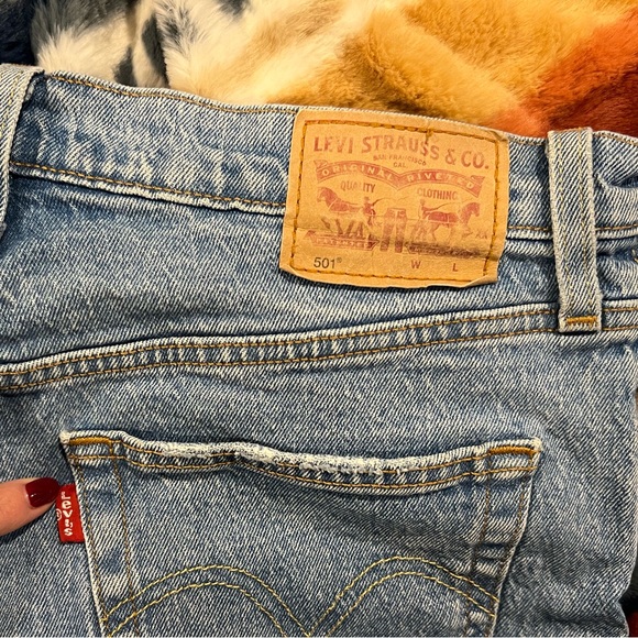 Levi’s Distressed Denim Shorts - Picture 3 of 4